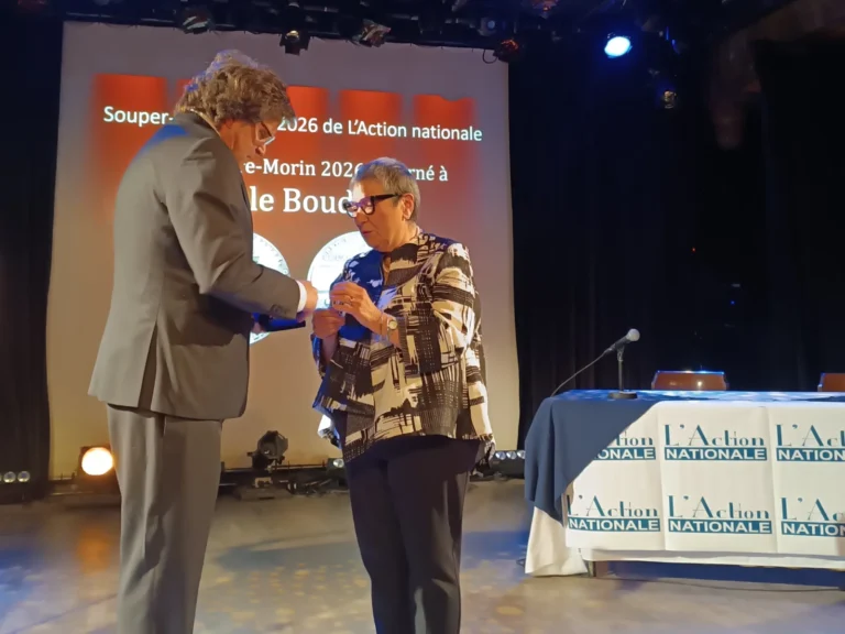 Christian Gagnon décerne le prix Rosaire-Morin 2026 à Nicole Boudreau.