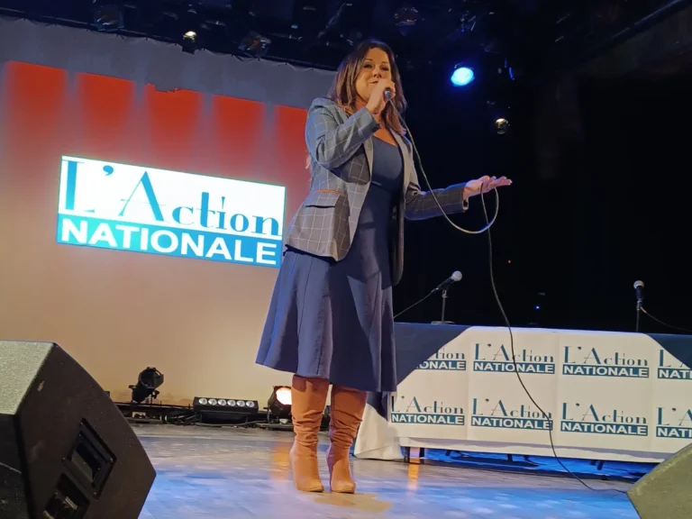 Prestation de la chanteuse Marie-Élaine Thibert.