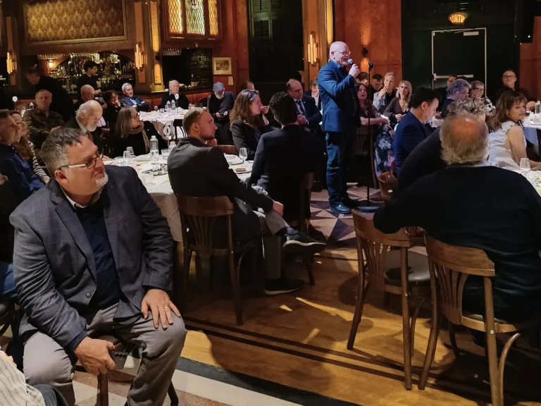 Période de questions et réponses. À l’avant-plan : Yvon Savoie, directeur adjoint de L’Action nationale.