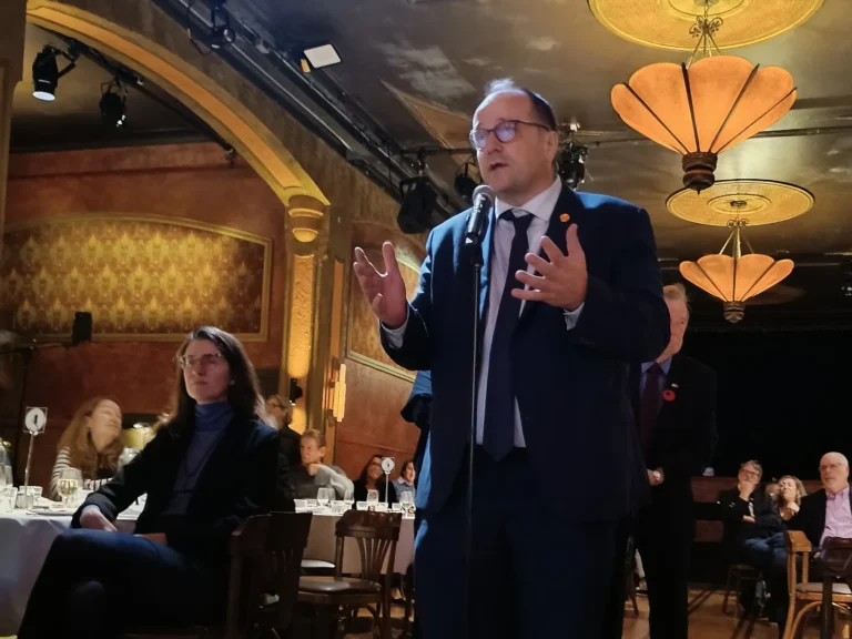 Période de questions et réponses. Au micro : Jocelyn Desjardins, nouvellement élu député de Richelieu pour le Parti québécois.